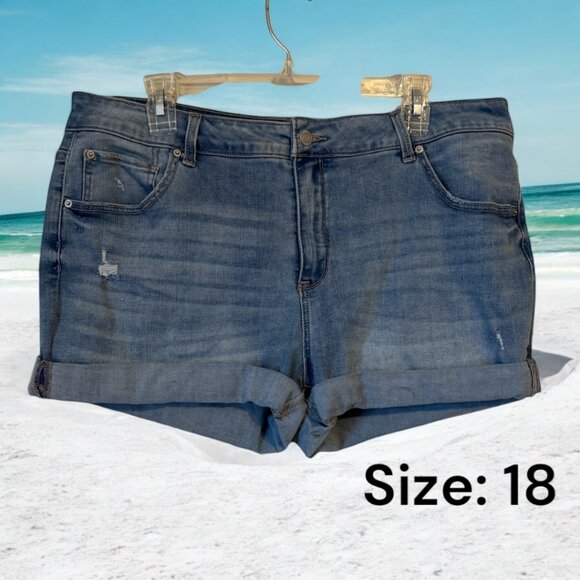 Time & Tru Pants - ❤️MID-RISE DENIM JEAN SHORTS  LIGHTLY DISTRESSED   PLUS 18